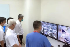 Lãnh đạo tỉnh Bình Dương thăm Bệnh viện dã chiến hồi sức cấp cứu. (Ảnh: TTXVN phát) 