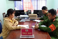 Chị Phạm Thị Nga (trú thôn 5, xã Hà Mòn, huyện Đăk Hà, tỉnh Kon Tum) trình báo cơ quan chức năng về việc bị đối tượng lạ lừa đảo, chiếm đoạt tài sản với số tiền 32 triệu đồng. (Ảnh: Khoa Chương/TTXVN)