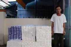 Đối tượng Nguyễn Tấn Phong cùng tang vật. (Ảnh: TTXVN phát)