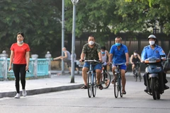 Dù đã tuyên truyền hạn chế ra đường, dừng triệt để các hoạt động vui chơi, tập thể dục, tụ tập đông người nhưng người dân vẫn phớt lờ lệnh cấm. (Ảnh: Thành Đạt/TTXVN)