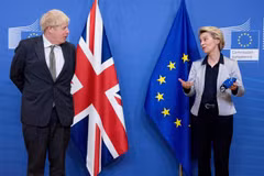Chủ tịch Ủy ban châu Âu (EC) Ursula von der Leyen (phải) và Thủ tướng Anh Boris Johnson trong cuộc gặp tại Brussels, Bỉ, ngày 9/12/2020. (Nguồn: THX/TTXVN) 