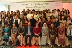 Thứ trưởng Bộ Ngoại giao Nguyễn Quốc Dũng và các đại biểu tham dự buổi gặp mặt chụp ảnh chung. (Nguồn: qdnd.vn) 