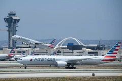 Máy bay của Hãng hàng không American Airlines tại sân bay quốc tế Los Angeles, bang California. (Ảnh: AFP/TTXVN)