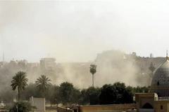 Khói bốc lên sau một vụ tấn công tại Baghdad, Iraq. (Ảnh: AFP/TTXVN) 