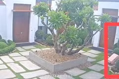 Trích xuất đoạn clip do camera an ninh CCTV của khách sạn ghi lại cho thấy nhóm du khách di chuyển vali về một phòng trong khuôn viên khách sạn Grand Hyatt Erawan ở quận Pathum Wan từ hôm 15/7. (Nguồn: Bangkok Post)