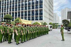 Cán bộ, chiến sỹ Cục Quản lý hành chính và trật tự xã hội (Bộ Công an) nhận nhiệm vụ trước khi lên đường làm nhiệm vụ. (Ảnh: TTXVN phát) 