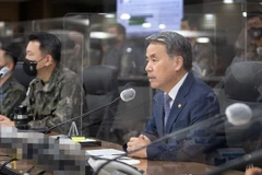 Bộ trưởng Quốc phòng Hàn Quốc Lee Jong-sup (phải). (Ảnh: YONHAP/TTXVN)