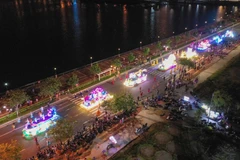 [Photo] Biển Đà Nẵng sáng đèn phục vụ người dân và du khách về đêm