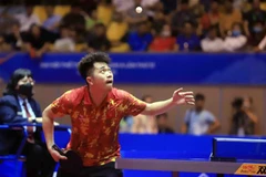 Một pha phòng thủ của VĐV Nguyễn Đức Tuân trong trận đối đầu VĐV Chew Zhe Yu Clarence (Singapore). (Ảnh: Quý Trung/TTXVN) 