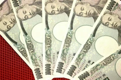 Kiểm tiền mệnh giá 10.000 yen Nhật Bản tại thủ đô Tokyo. (Ảnh: AFP/TTXVN)