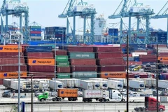 Container hàng hóa được xếp tại cảng Long Beach, California, Mỹ. (Ảnh: AFP/TTXVN)
