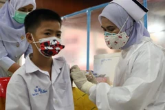 Nhân viên y tế tiêm vaccine phòng COVID-19 cho trẻ em tại Bangkok, Thái Lan. (Ảnh: AFP/TTXVN) 
