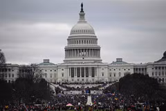 Người biểu tình tập trung tại khu vực tòa nhà Quốc hội Mỹ ở Washington, DC ngày 6/1/2021. (Ảnh: AFP/TTXVN) 
