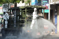 Khử khuẩn toàn bộ các khu vực phong tỏa do có ca mắc COVID-19 ở Đà Nẵng. (Ảnh: Văn Dũng/TTXVN) 