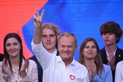 Thủ tướng Ba Lan Donald Tusk (giữa) mừng chiến thắng trong cuộc bầu cử Nghị viện châu Âu (EP) tại trụ sở đảng Liên minh Dân sự (KO) ở Warsaw ngày 9/6/2024. (Ảnh: AFP/TTXVN)