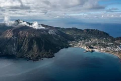 Vi khuẩn có thể "ăn CO2" được phát hiện trong các vết nứt núi lửa gần đảo Vulcano của Italy. (Nguồn: Getty Images)