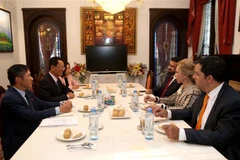 Đại sứ Dương Quốc Thanh trao đổi với Bộ trưởng Rubén Dario Capdevila các biện pháp nhằm thúc đẩy hợp tác trong lĩnh vực văn hóa. (Ảnh: Hoài Nam/TTXVN) 