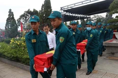 Tiễn đưa hài cốt liệt sỹ quân tình nguyện Việt Nam tại Lào về nước