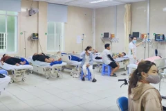 Nhiều người nghi ngộ độc được chăm sóc, điều trị ở Bệnh viện Đa khoa Sài Gòn-Nha Trang. (Nguồn: Báo Sức Khỏe và Đời Sống)