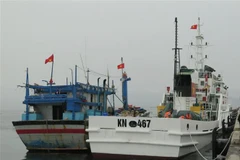 Tàu kiểm ngư 467 lai dắt tàu cá BĐ 98658 TS về Cảng Ba Ngòi, thành phố Cam Ranh, tỉnh Khánh Hòa. (Ảnh: Phan Sáu/TTXVN) 