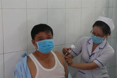Tiêm vaccine cho người dân ở Tiền Giang. (Ảnh: Minh Trí/TTXVN) 