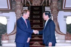 Chủ tịch Ủy ban Nhân dân Thành phố Hồ Chí Minh Phan Văn Mãi (phải) tiếp ông Gustavo Eduado Bordet. (Ảnh: Xuân Khu/TTXVN)