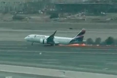 Chiếc máy bay bốc cháy trên đường băng. (Nguồn: Twitter)