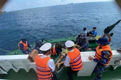 Chuyển bệnh nhân từ trên tàu lên Trung tâm Y tế thị trấn Trường Sa để tiếp tục chăm sóc, điều trị. (Ảnh: TTXVN phát)