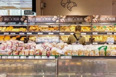 Người dân mua sắm tại siêu thị ở Berlin, Đức. (Ảnh: THX/TTXVN)