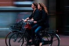 Phụ nữ có lối sống thải ra ít khí thải gây hiệu ứng nhà kính hơn nam giới. (Nguồn: Unsplash)