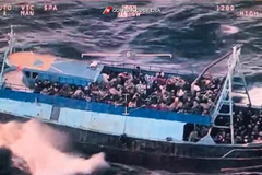 Người di cư chờ được giải cứu tại vùng biển ngoài khơi bờ biển Calabria, miền Nam Italy, ngày 10/3/2023. (Ảnh: AFP/TTXVN)