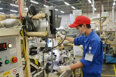 Công nhân làm việc trong ngày đầu thực hiện nới lỏng giãn cách xã hội tại Khu Công nghiệp Linh Trung 1(Thành phố Hồ Chí Minh). (Ảnh: TTXVN) 