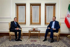 Tổng Tổng Giám đốc Cơ quan Năng lượng nguyên tử quốc tế (IAEA) Rafael Grossi (trái) trong cuộc gặp với Ngoại trưởng Iran Hossein Amir Abdollahian tại Tehran, ngày 23/11/2021. (Ảnh: THX/TTXVN) 