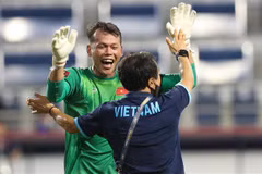 Thủ môn Tấn Trường chia vui cùng thành viên ban huấn luyện đội tuyển sau khi Quế Ngọc Hải nâng tỷ số lên 2-1 từ quả đá phạt đền ở phút 81. (Ảnh: Hoàng Linh/TTXVN) 