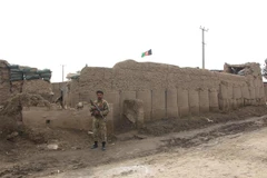 Lực lượng an ninh Afghanistan gác tại một điểm kiểm soát ở Kunduz, ngày 2/2/2021. (Nguồn: THX/TTXVN) 