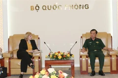 Thượng tướng Hoàng Xuân Chiến và bà Ann Marie Yastishock tại buổi tiếp. (Ảnh: Hồng Pha/TTXVN phát) 