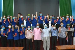 Ông Nguyễn Hoàng Thao, Chủ tịch Ủy ban Nhân dân tỉnh Bình Dương, giao lưu, cổ vũ với các bạn sinh viên, tình nguyện viên. (Ảnh: Huyền Trang/TTXVN) 