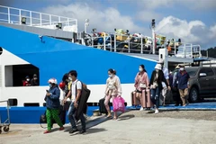 Du khách đi phà đến thành phố đảo Phú Quốc (Kiên Giang). (Ảnh: Hồng Đạt/TTXVN) 