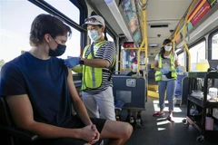 Chiến dịch tiêm vaccine ngừa COVID-19 trên xe buýt cho người dân ở British Columbia, Canada, ngày 30/7/2021. (Ảnh: THX/TTXVN) 