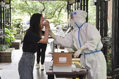 Nhân viên y tế lấy mẫu xét nghiệm COVID-19 cho người dân tại Thượng Hải, Trung Quốc, ngày 30/5/2022. (Ảnh: Kyodo/TTXVN) 