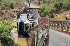 Hiện trường vụ sập cầu. (Ảnh: TTXVN phát)