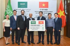 Thứ trưởng Bộ Ngoại giao Đặng Minh Khôi tiếp nhận tượng trưng khoản hỗ trợ từ Ngài Saud F. M. Al-Suwelim, Đại sứ Saudi Arabia tại Việt Nam. (Nguồn: Bộ Ngoại giao Việt Nam) 