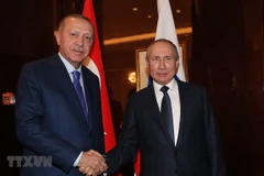 Tổng thống Nga Vladimir Putin (phải) và Tổng thống Thổ Nhĩ Kỳ Recep Tayyip Erdogan trong cuộc gặp tại Berlin, Đức, ngày 19/1/2020. (Ảnh: AFP/TTXVN) 
