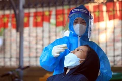 Lấy mẫu xét nghiệm COVID-19 tại trạm y tế lưu động xã Tam Hiệp, huyện Thanh Trì. (Ảnh: Tuấn Anh/TTXVN) 