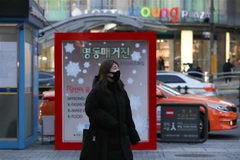 Người dân đeo khẩu trang phòng lây nhiễm COVID-19 tại Seoul, Hàn Quốc. (Nguồn: THX/TTXVN) 
