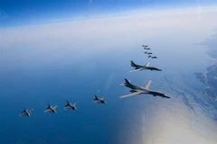 Máy bay ném bom chiến lược B-1B (phải) của Mỹ cùng chiến đấu cơ tàng hình F-35A (phải, trên) của Hàn Quốc và máy bay chiến đấu F-16 (dưới) của Mỹ tham gia cuộc tập trận chung trên bầu trời bán đảo Triều Tiên ngày 19/3/2023. (Ảnh: AFP/TTXVN)