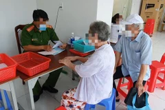 Công an quận Gò Vấp làm căn cước công dân cho người dân năm 2021. (Ảnh: tuoitre.vn) 