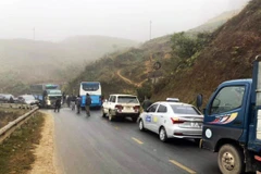 Lào Cai cấm xe tải 4 trục trở lên lưu thông hướng Lào Cai-Sa Pa vào thứ Sáu (29/4) trong khoảng từ 13h đến 21h; từ 8h đến 21h các ngày thứ Bảy, Chủ nhật và thứ Hai (từ ngày 30/4-2/5); từ 8h đến 18h ngày thứ Ba (3/5). (Nguồn: Báo Lào Cai) 