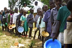 Trẻ em xếp hàng chờ nhận thực phẩm cứu trợ tại Harare, Zimbabwe. (Ảnh: AFP/TTXVN)