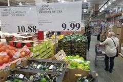 Giá hàng hóa được niêm yết tại siêu thị Costco ở Vancouver, British Columbia, Canada, ngày 17/1/2023. (Ảnh: THX/TTXVN)